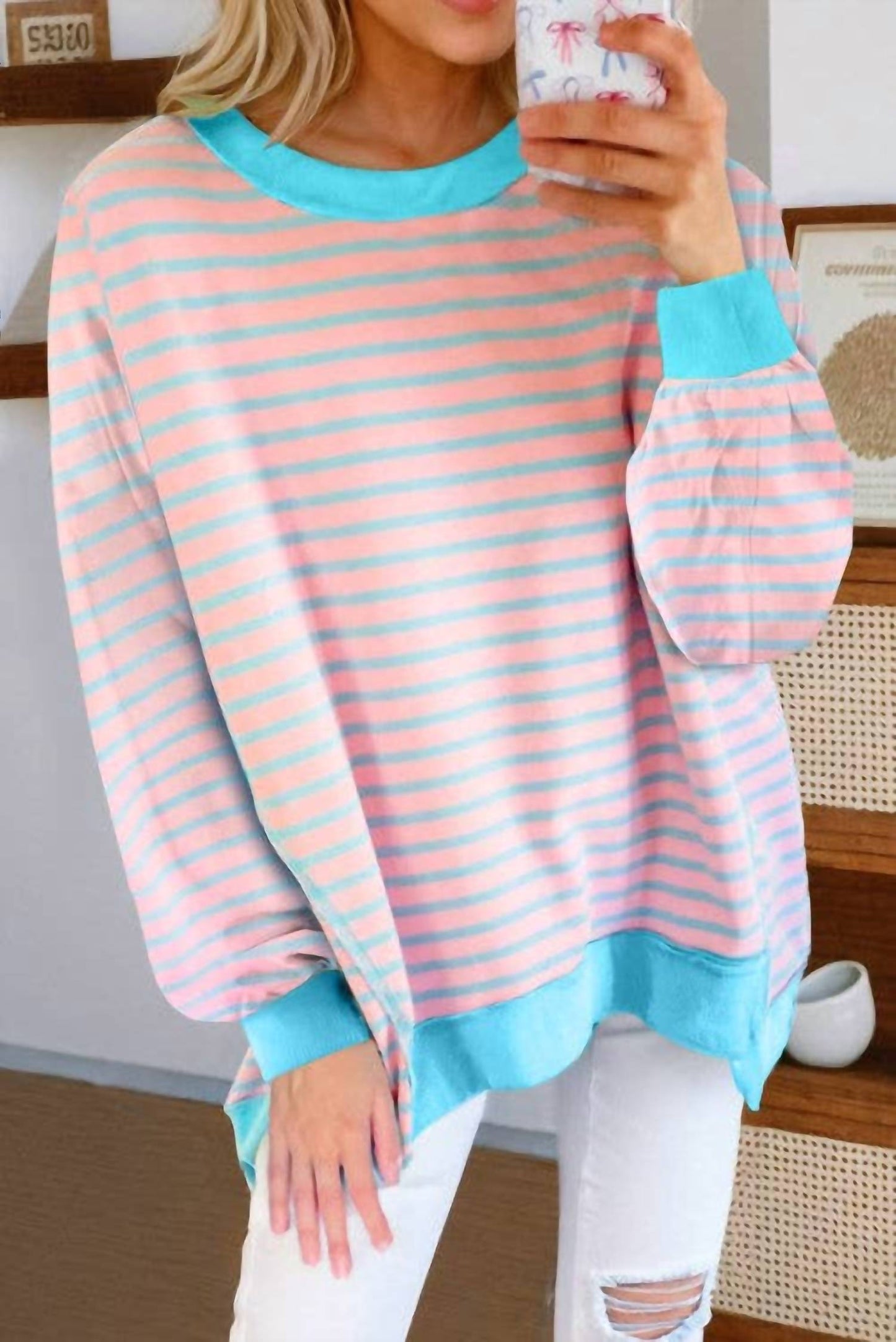 Gestreifter Pullover mit Kontrastbesatz und hohem/tiefem Saum