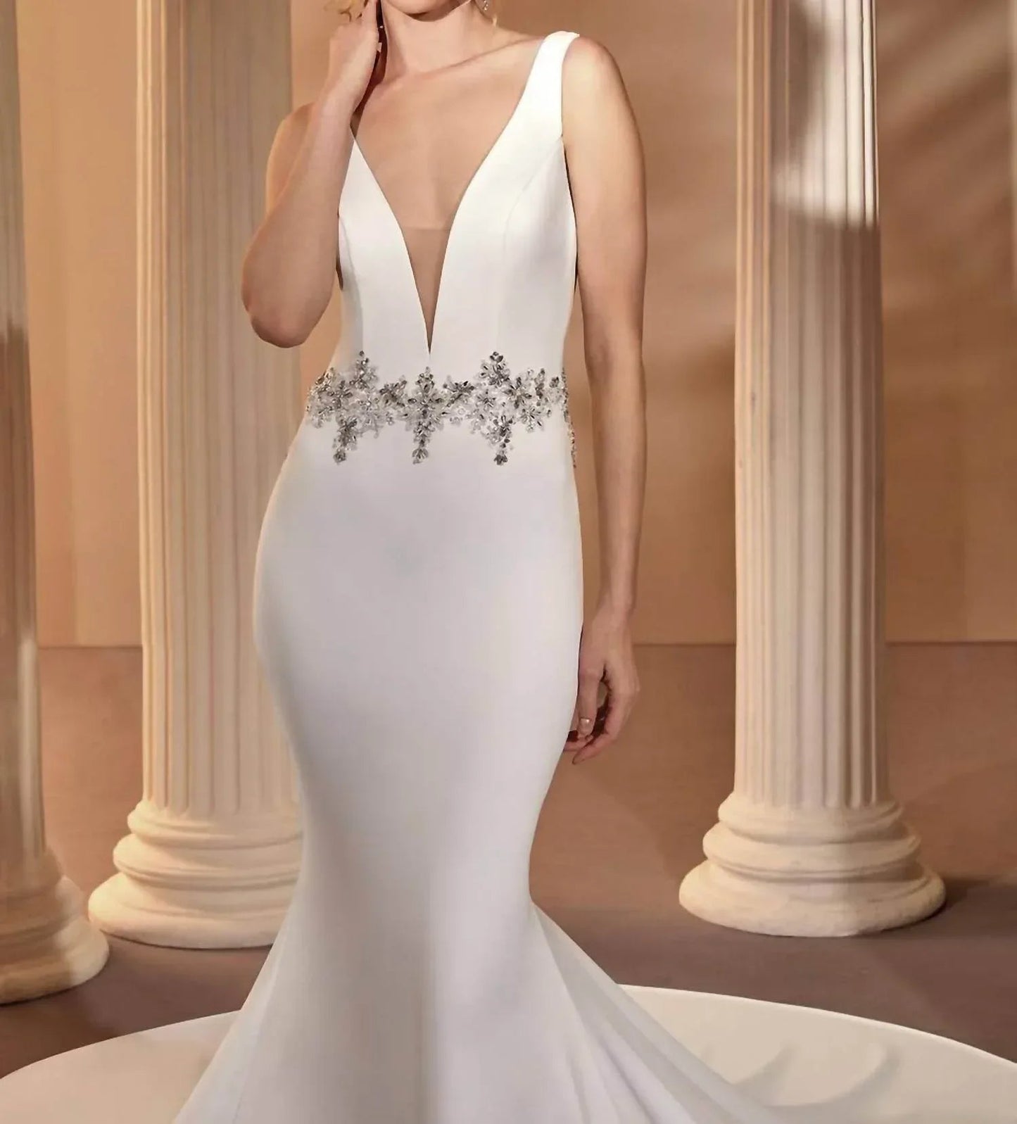 Crepe-Kleid mit tiefem Ausschnitt und skulpturaler Form