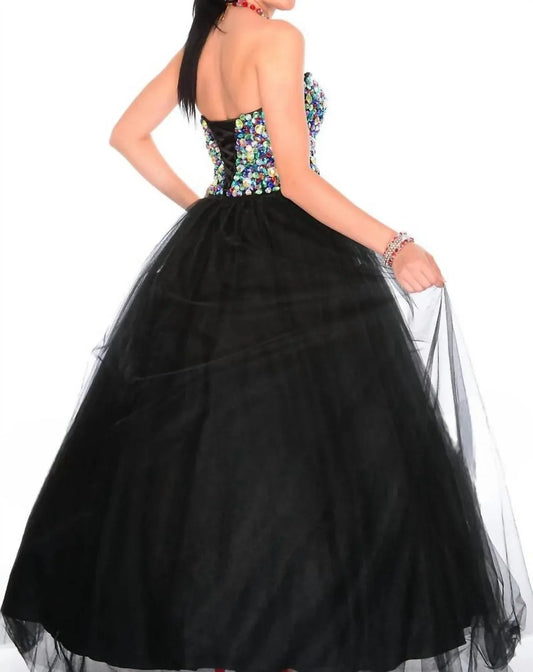 Funkelndes Ballkleid mit kontrastreicher Perlenstickerei