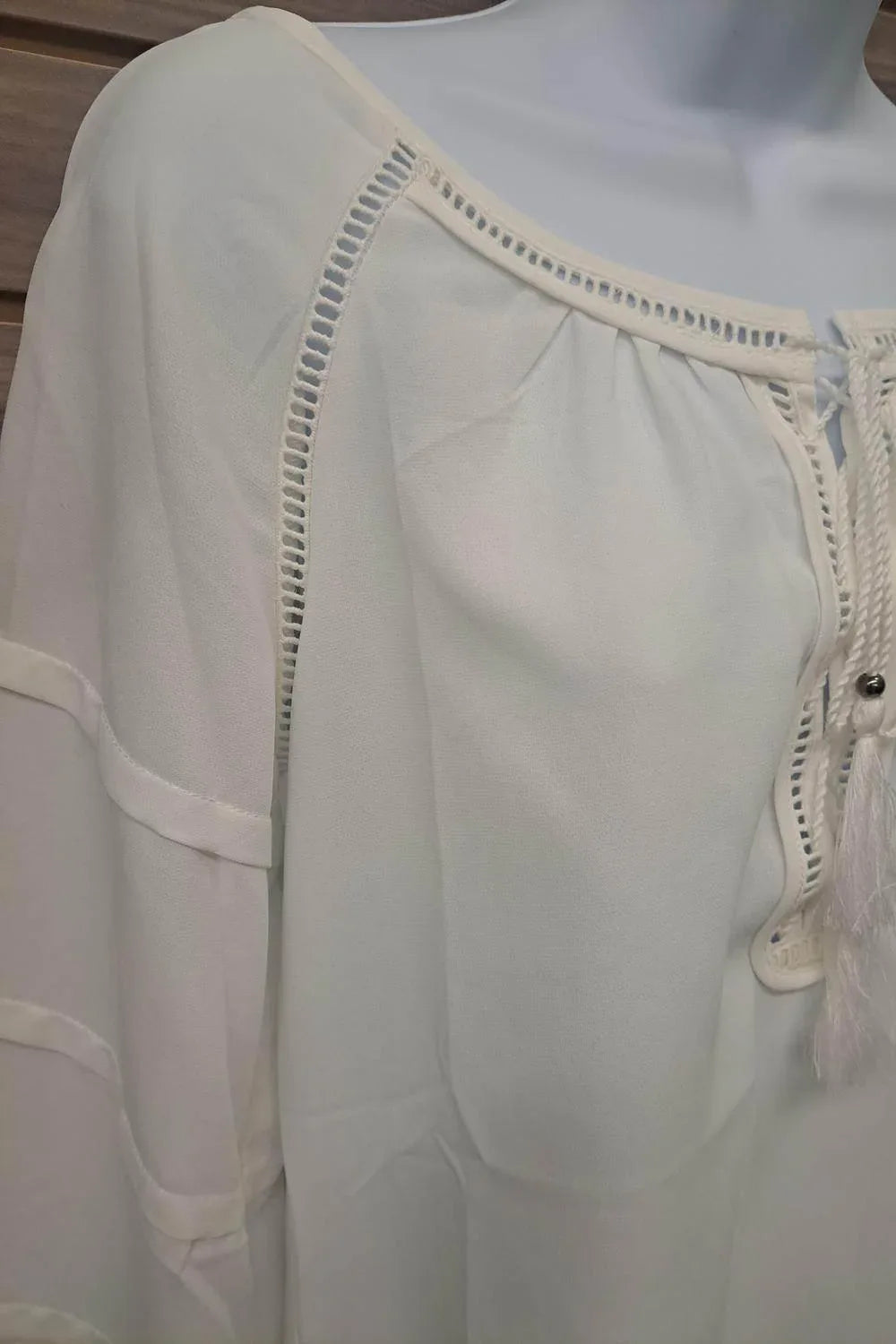 Damenbluse mit Glockenärmeln und Bindekragen