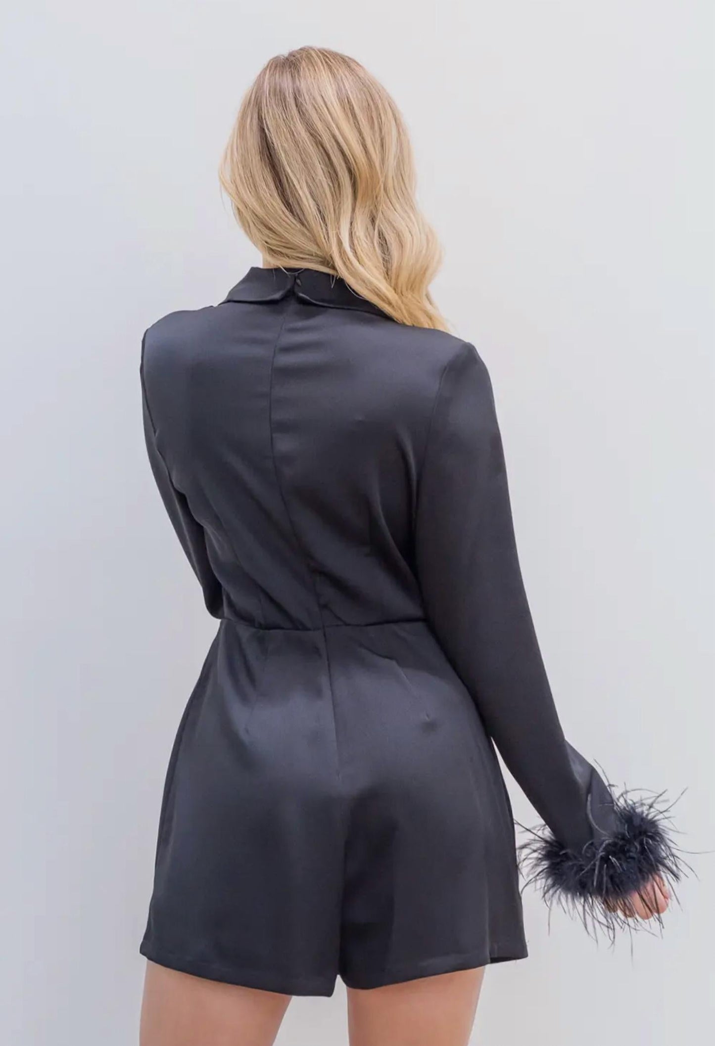 Der luxuriöse Feather Cuff Satin-Romper