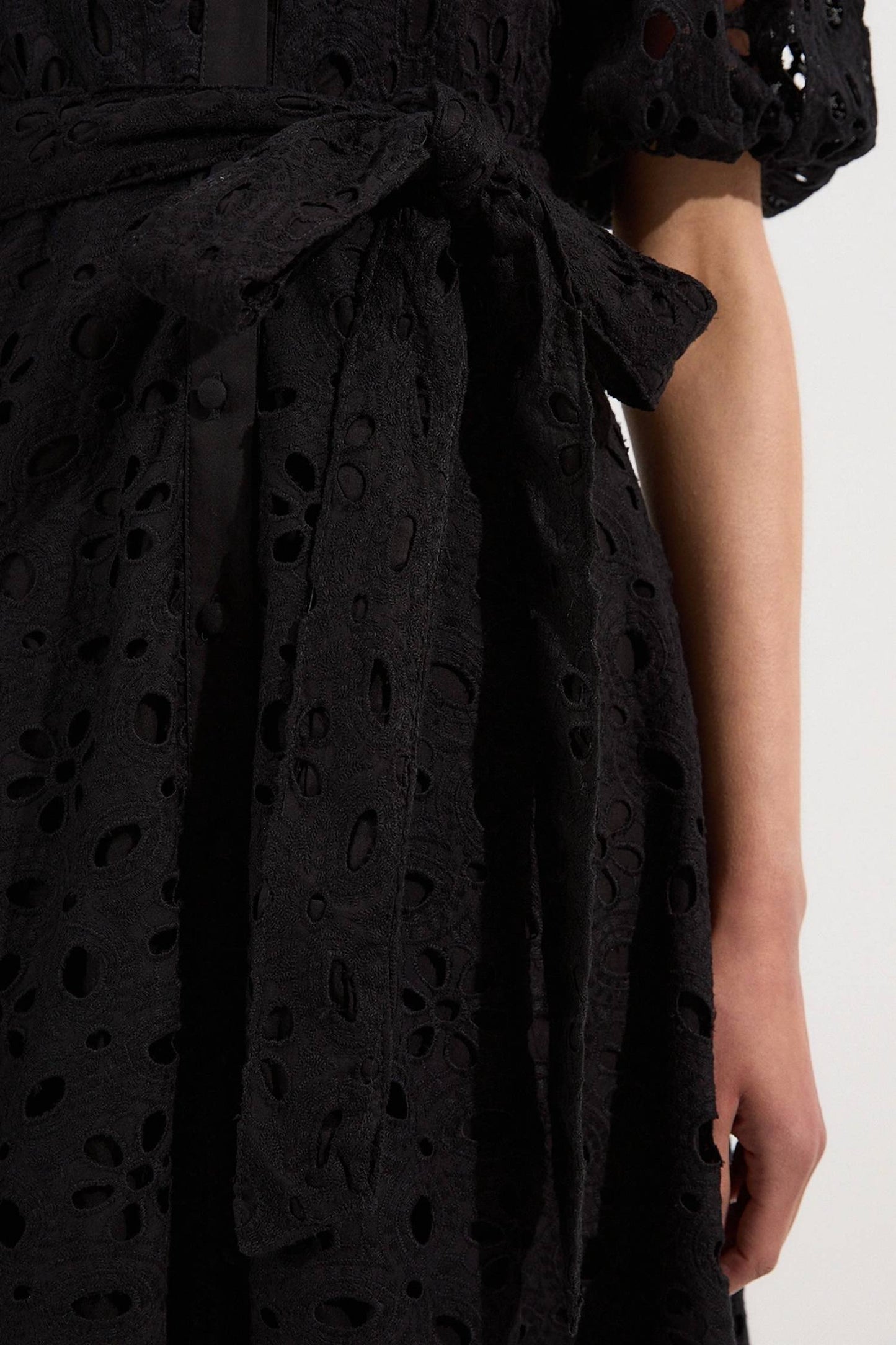 Baumwoll-Broderie-Midi-Kleid mit Gürtel und kurzen Ärmeln