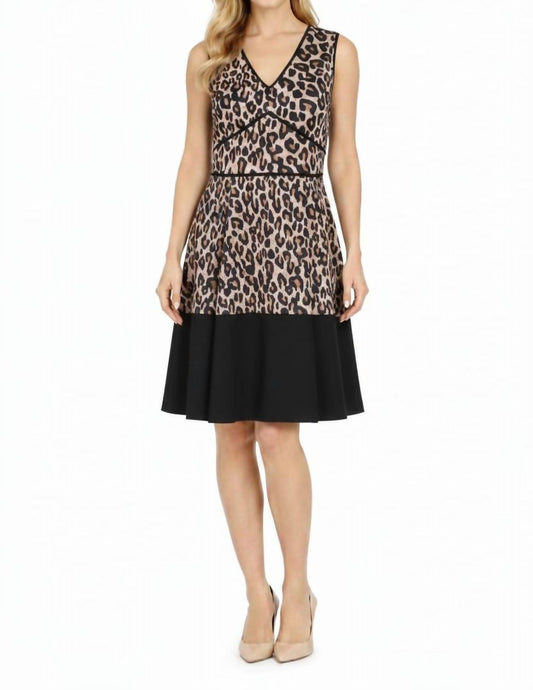V-Ausschnitt A-Linien-Kleid mit Leopardenmuster