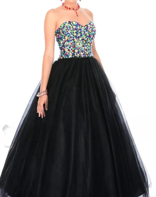 Funkelndes Ballkleid mit kontrastreicher Perlenstickerei