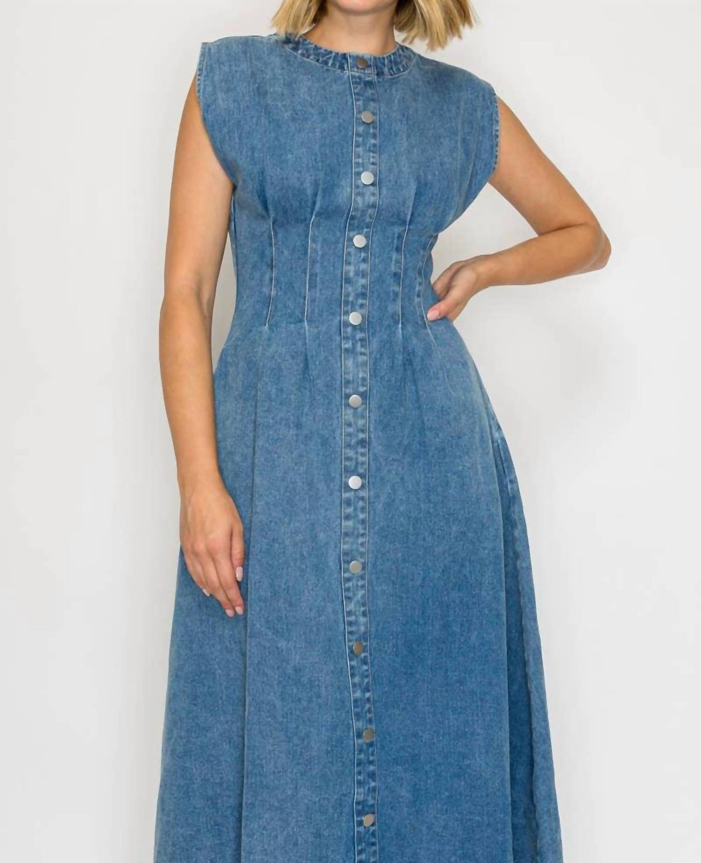 Zeitloses Hemdblusenkleid in Midilänge