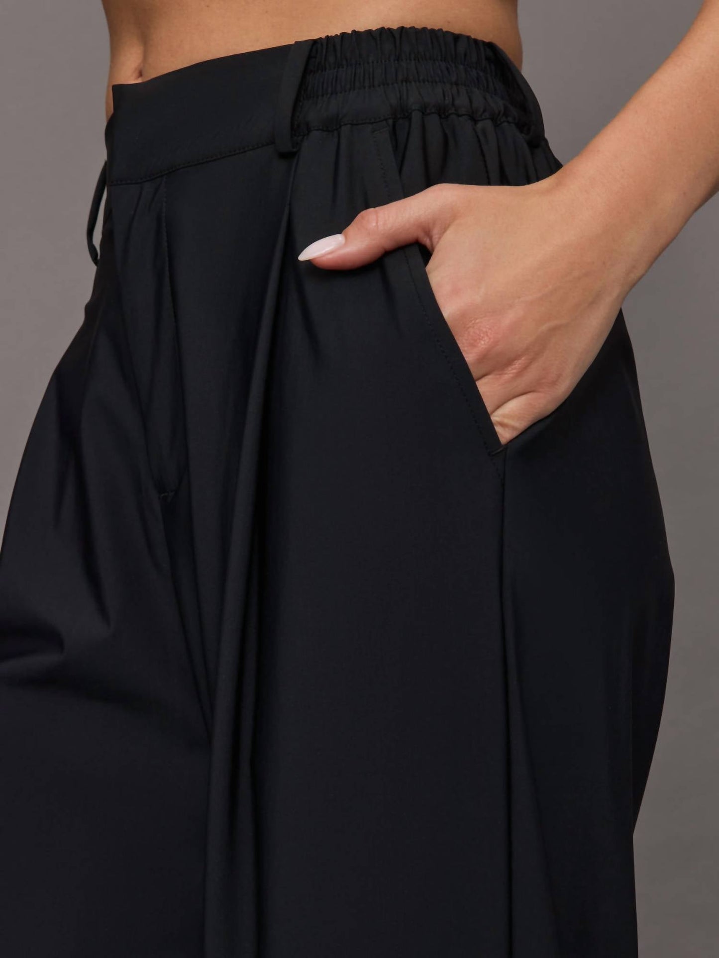 Stretchgewebte Hose mit weitem Bein und schmaler Passform