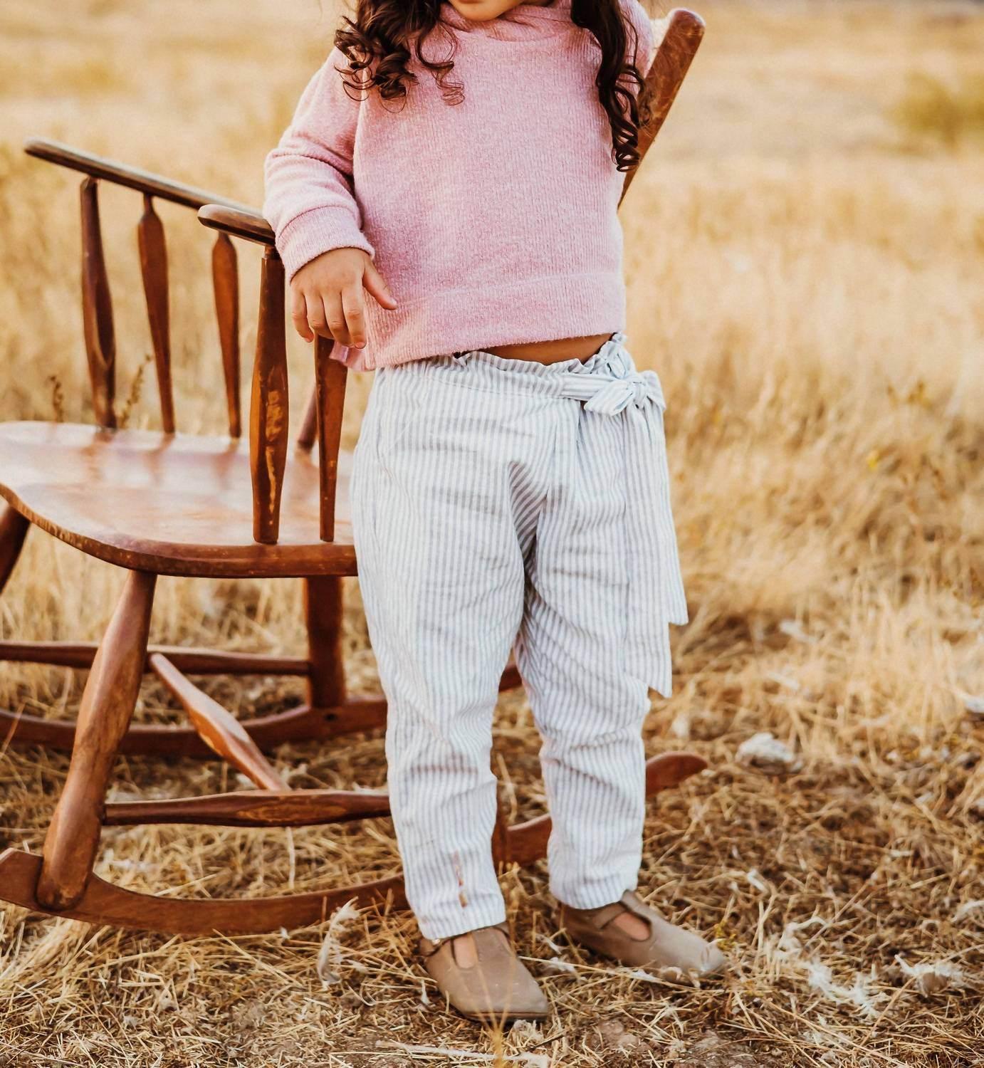 Kinderhose mit Papiertütenbund und Bindegürtel