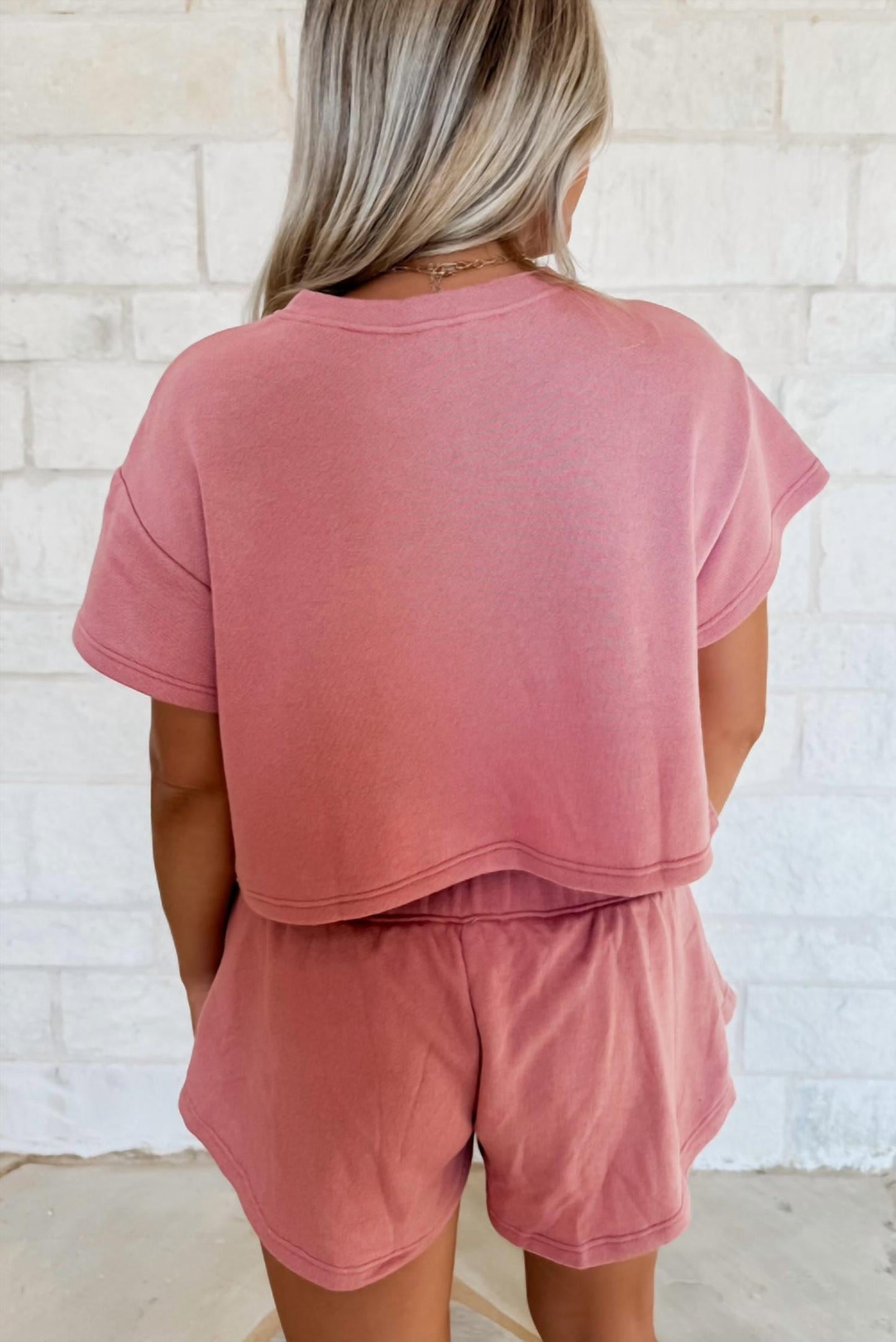Kurzes T-Shirt und hoch geschnittener Rüschen-Skort Set