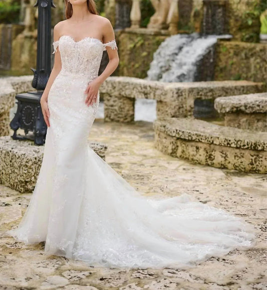 Vollständig mit Perlen besticktes Spitzenkleid
