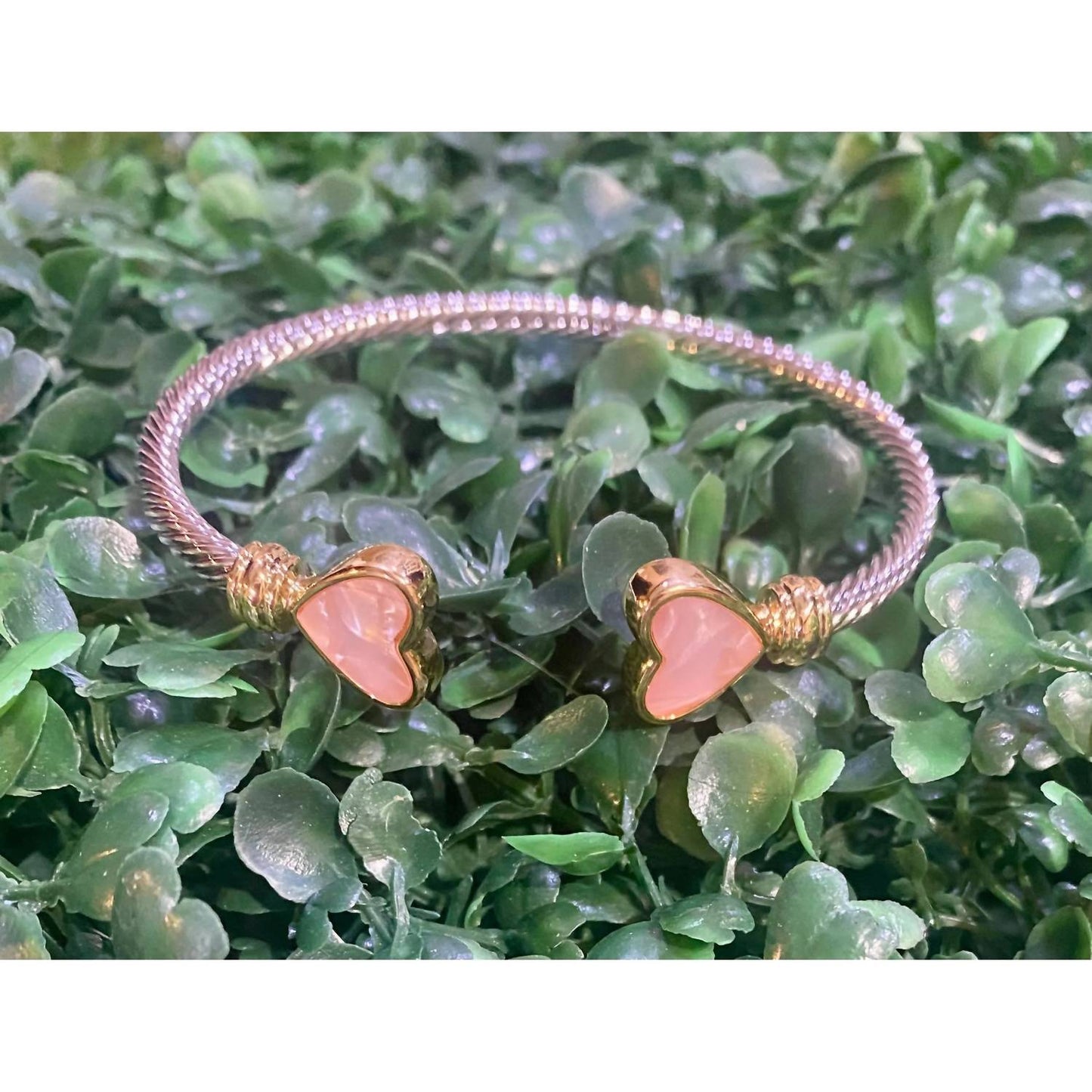 Damen-Herz-Kabelarmband mit Goldakzenten