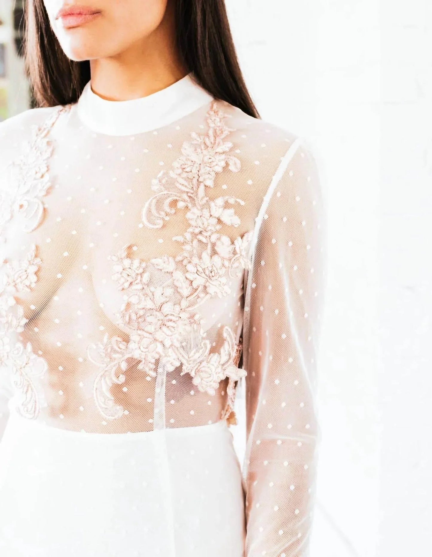Langärmliges Kleid aus transparenter Spitze