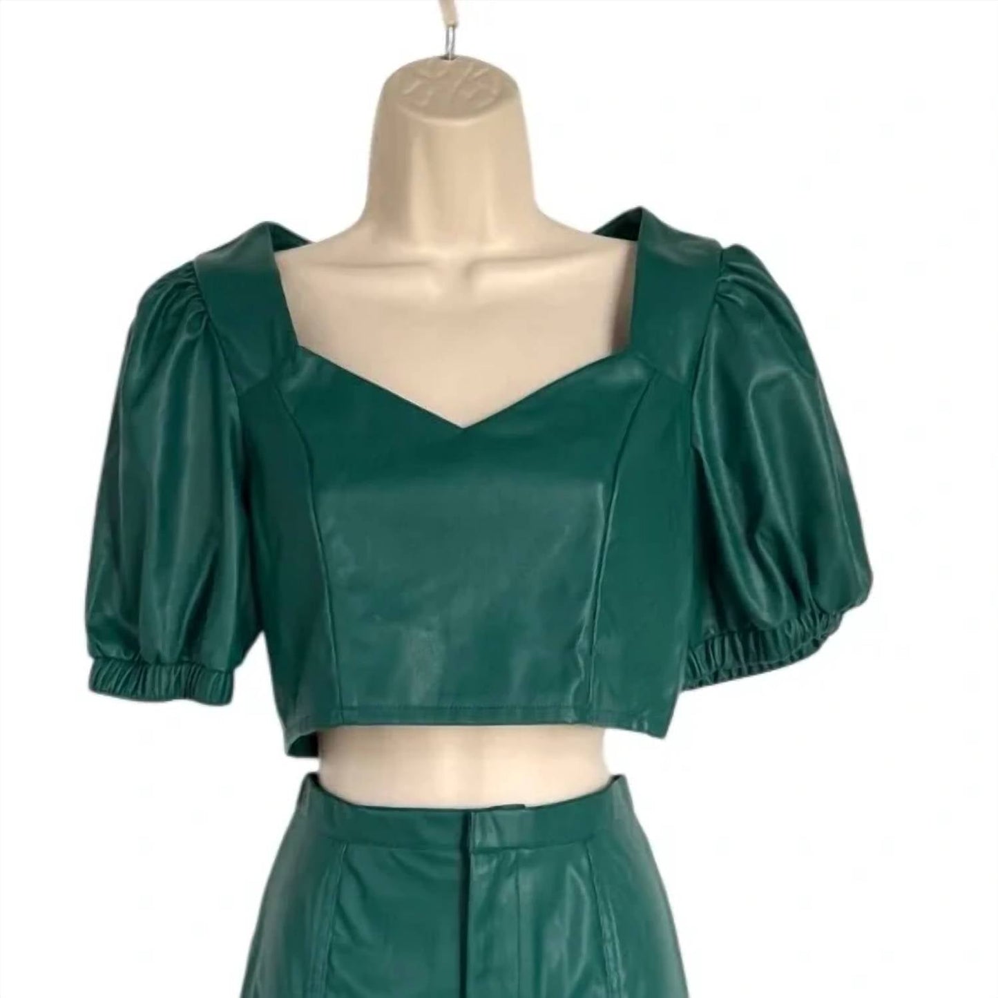 Damen-Set aus Kunstleder-Crop-Top mit Puffärmeln und Midirock