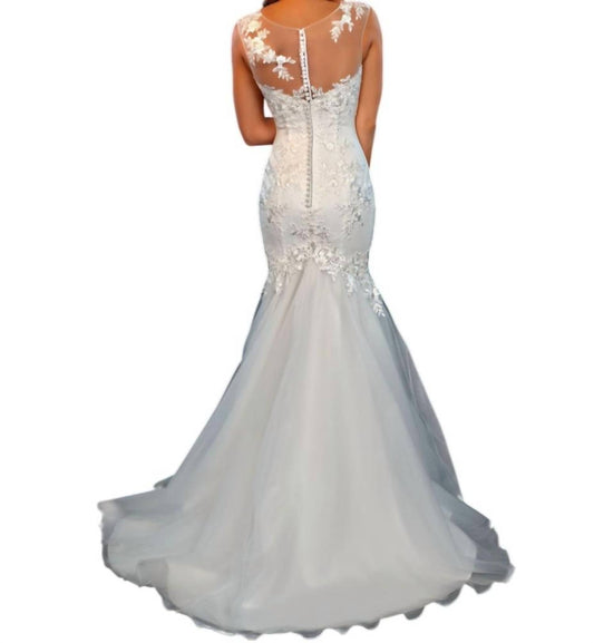 Braut-Maxikleid mit V-Ausschnitt und figurbetontem Schnitt