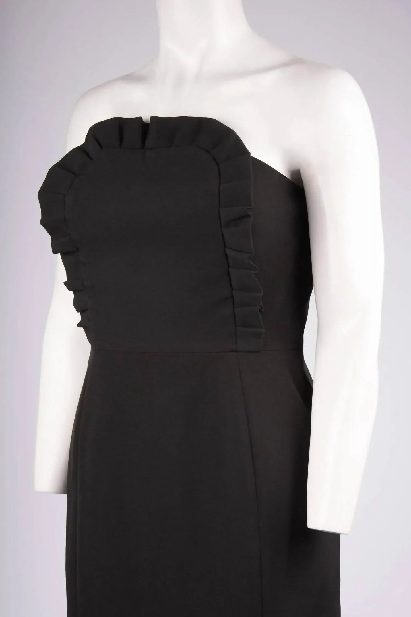 Trägerloses Rüschenschürzen-Cocktailkleid