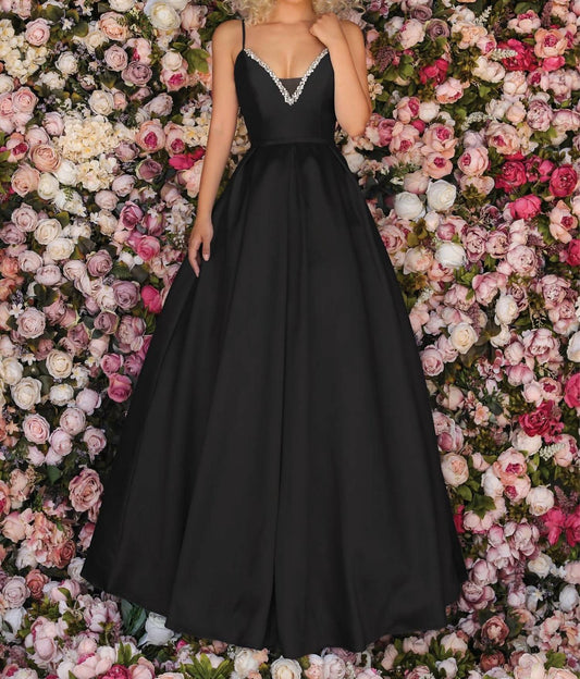 Maxikleid mit V-Ausschnitt und ausgestelltem Rock