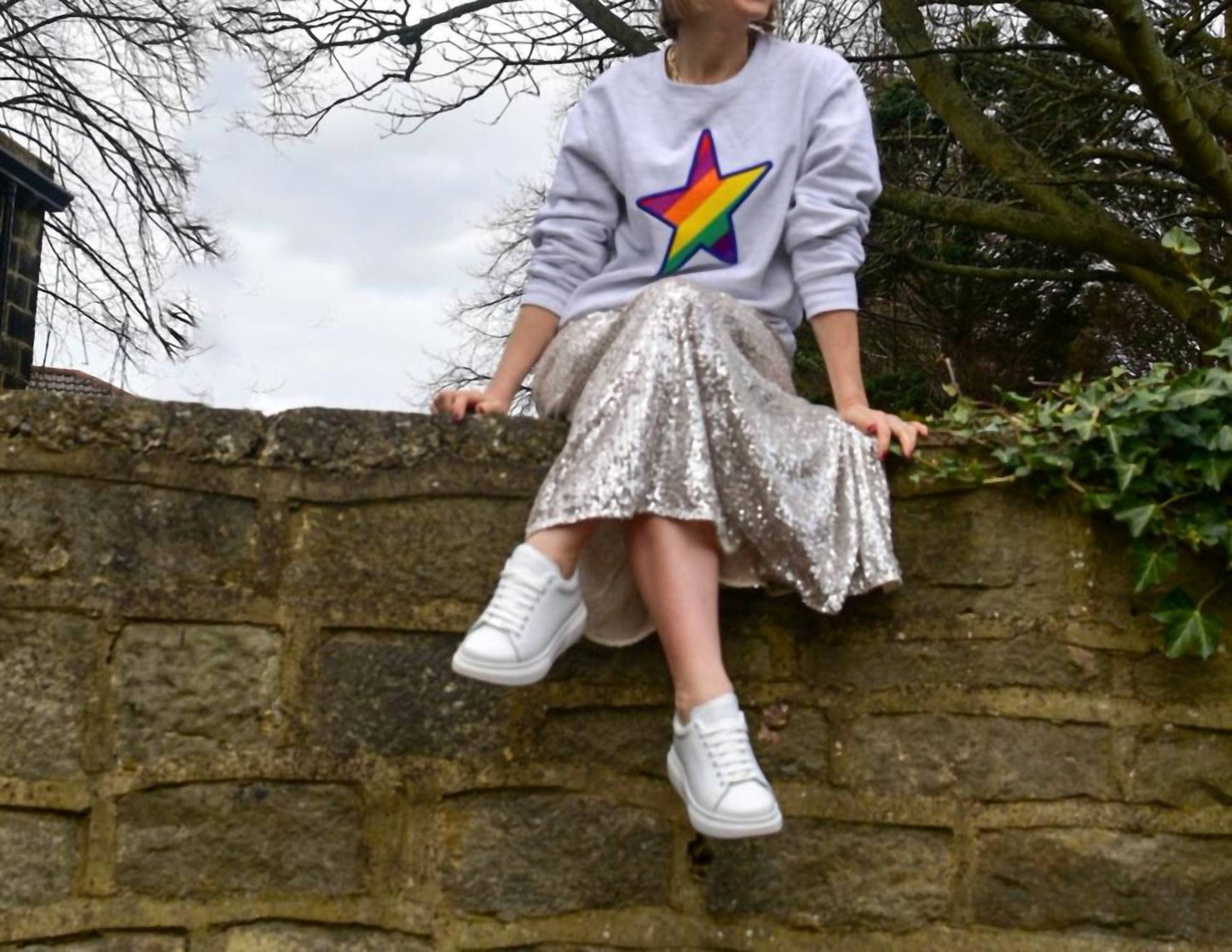 Besticktes Regenbogenstern-Sweatshirt