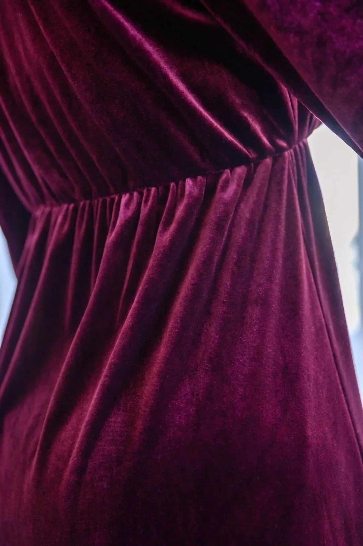 Jentsyn Samtkleid mit V-Ausschnitt