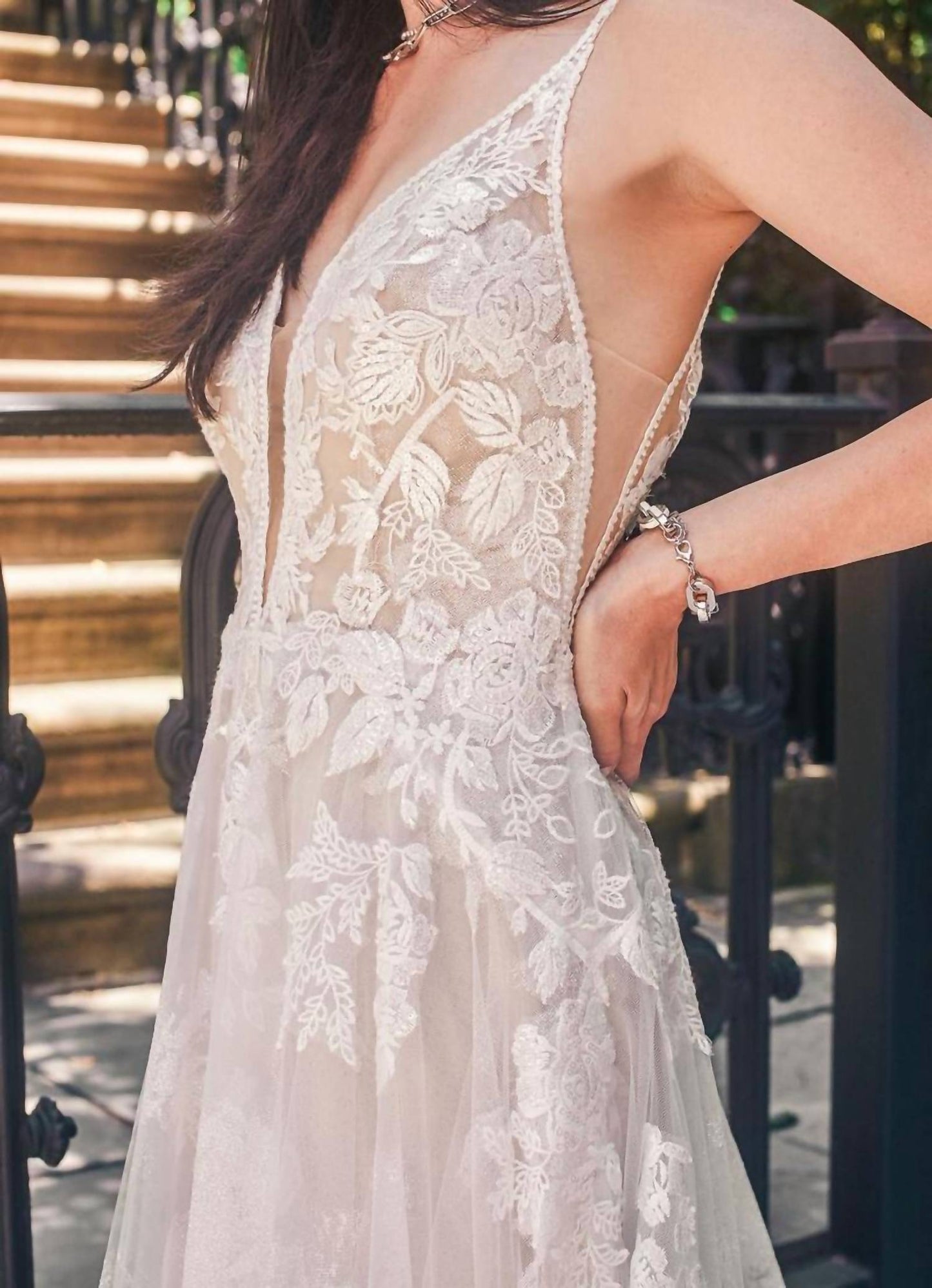 Hochzeitskleid mit tiefem V-Ausschnitt und A-Linie