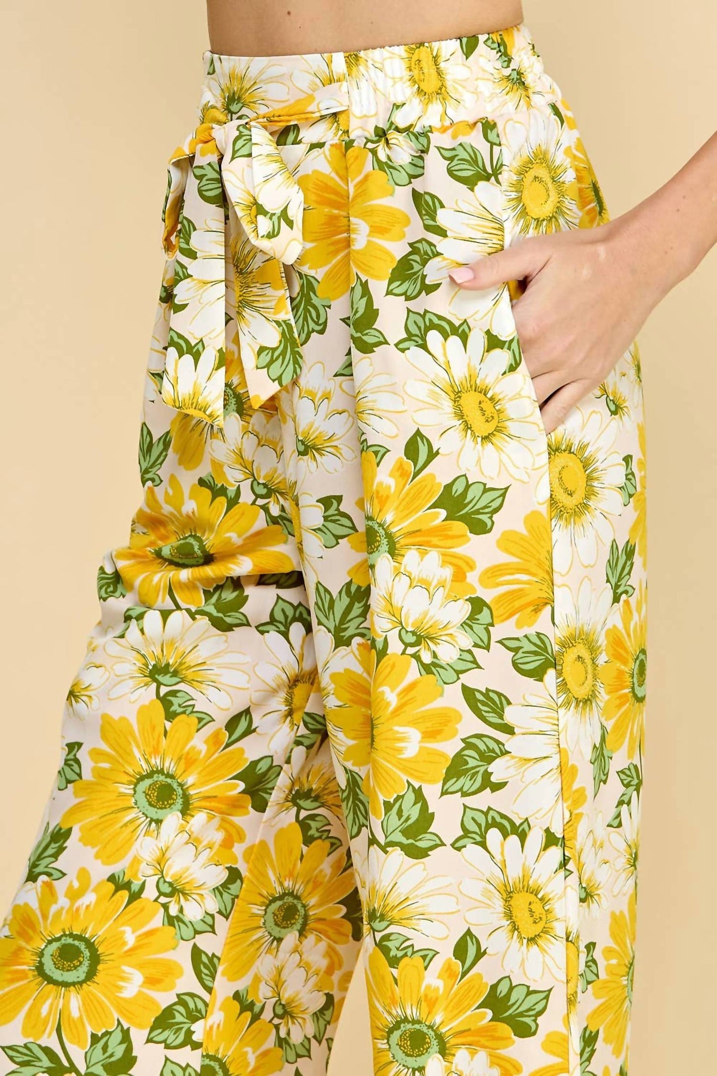 Hose mit Blumenmuster und Papiertütenbund