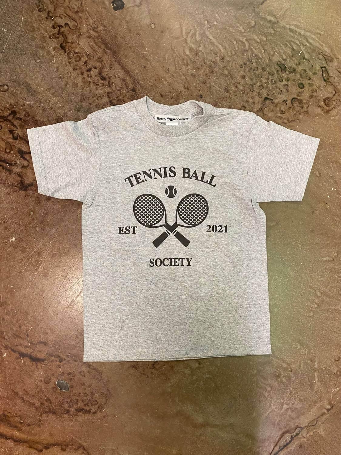 Mädchen-Tennisball-Gesellschaft Grafik-T-Shirt