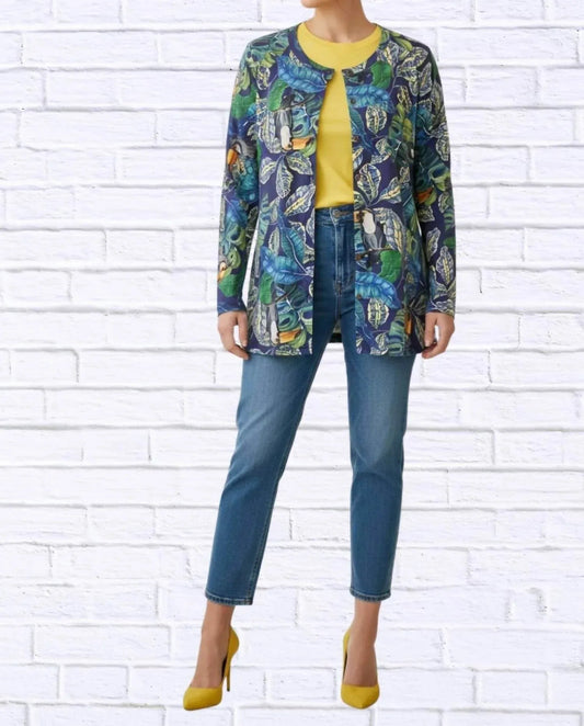 Strickjacke mit tropischem Muster und Knopfleiste