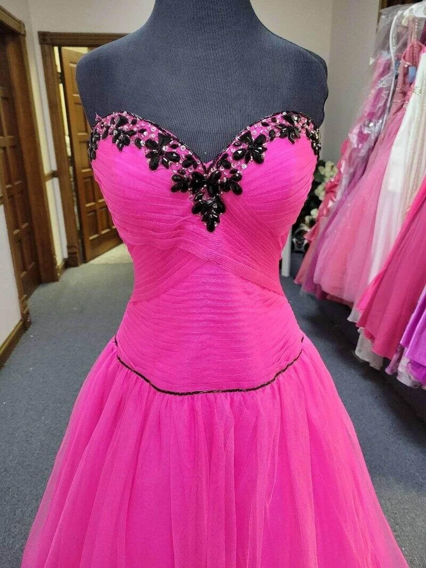 Trägerloses Korsett mit Schnürung am Rücken als Ballkleid