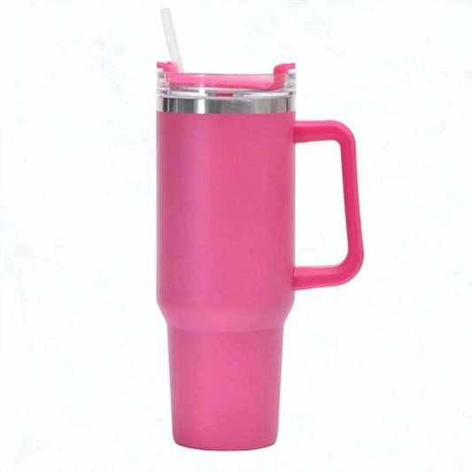 Edelstahl-Becher mit Strohhalm im Barbiecore-Stil