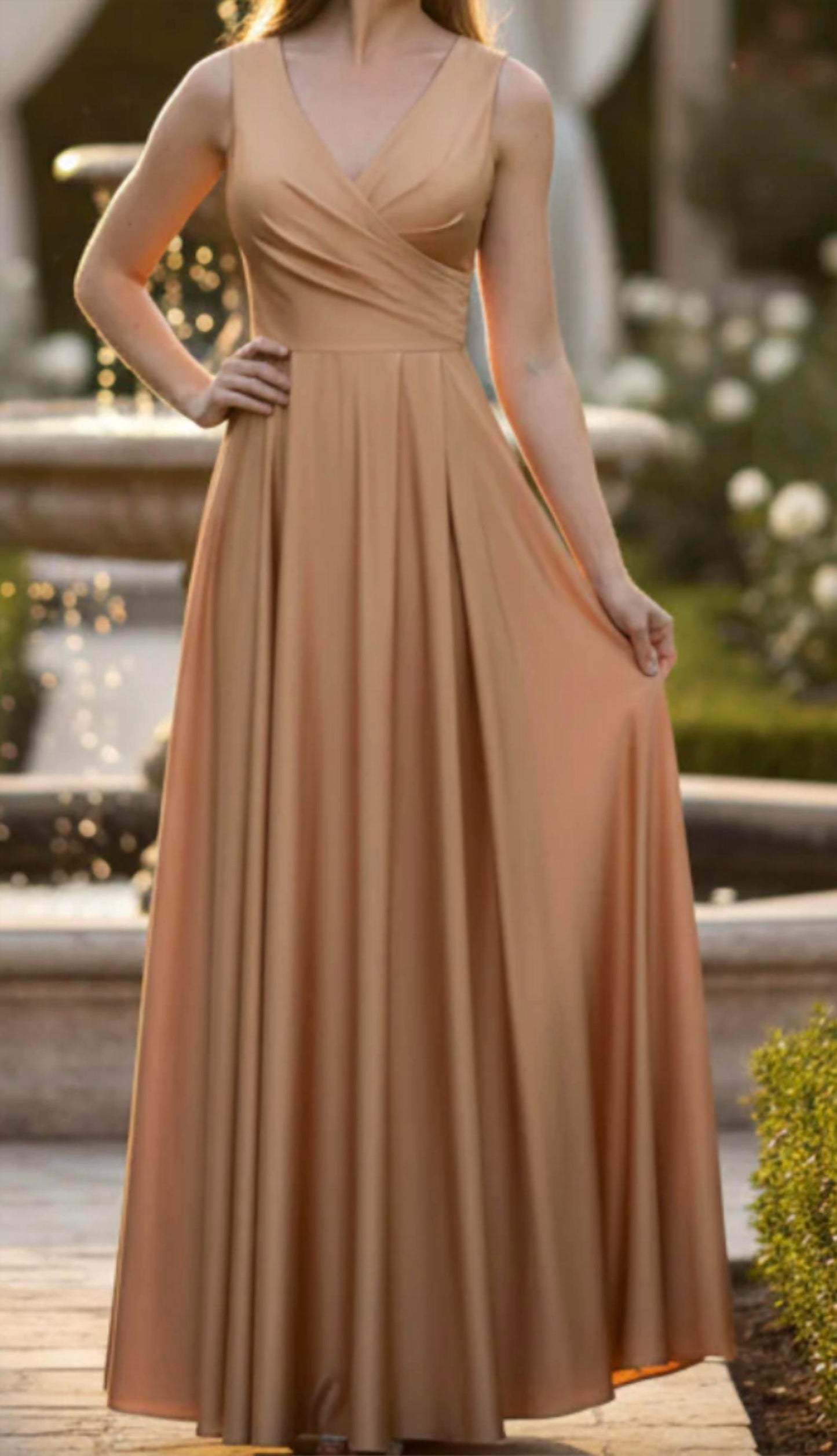 Elegantes plissiertes langes Abendkleid