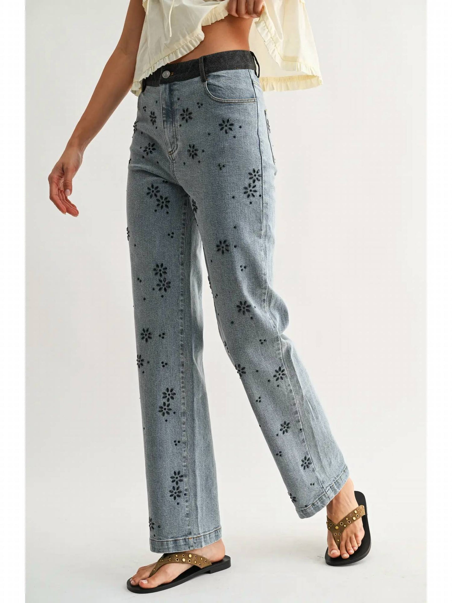 Gerade geschnittene Jeans mit Blumenstickerei