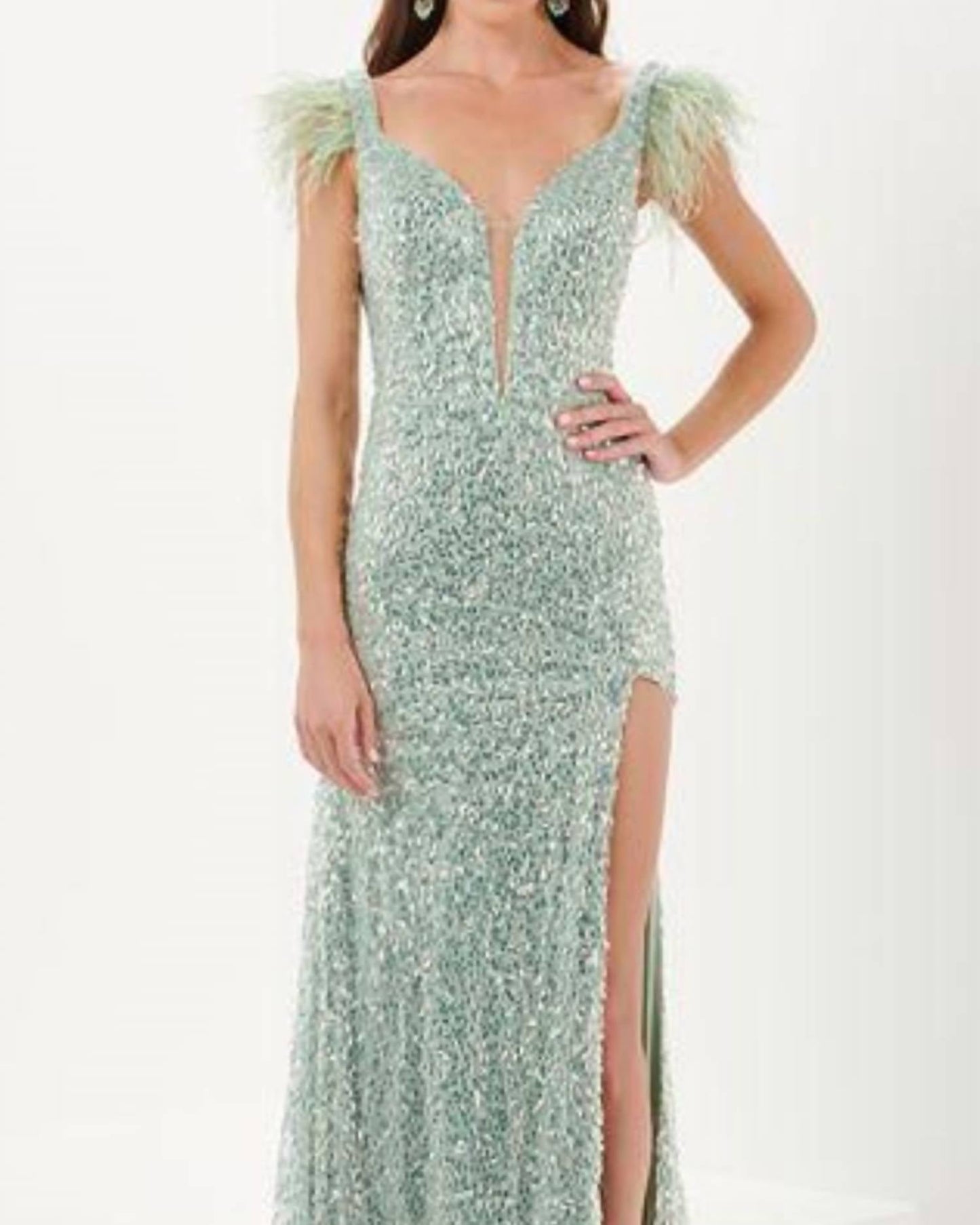 Paillettenkleid mit Federn am Saum