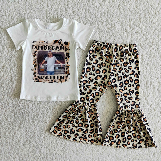 Sängerin im Leoparden-Outfit