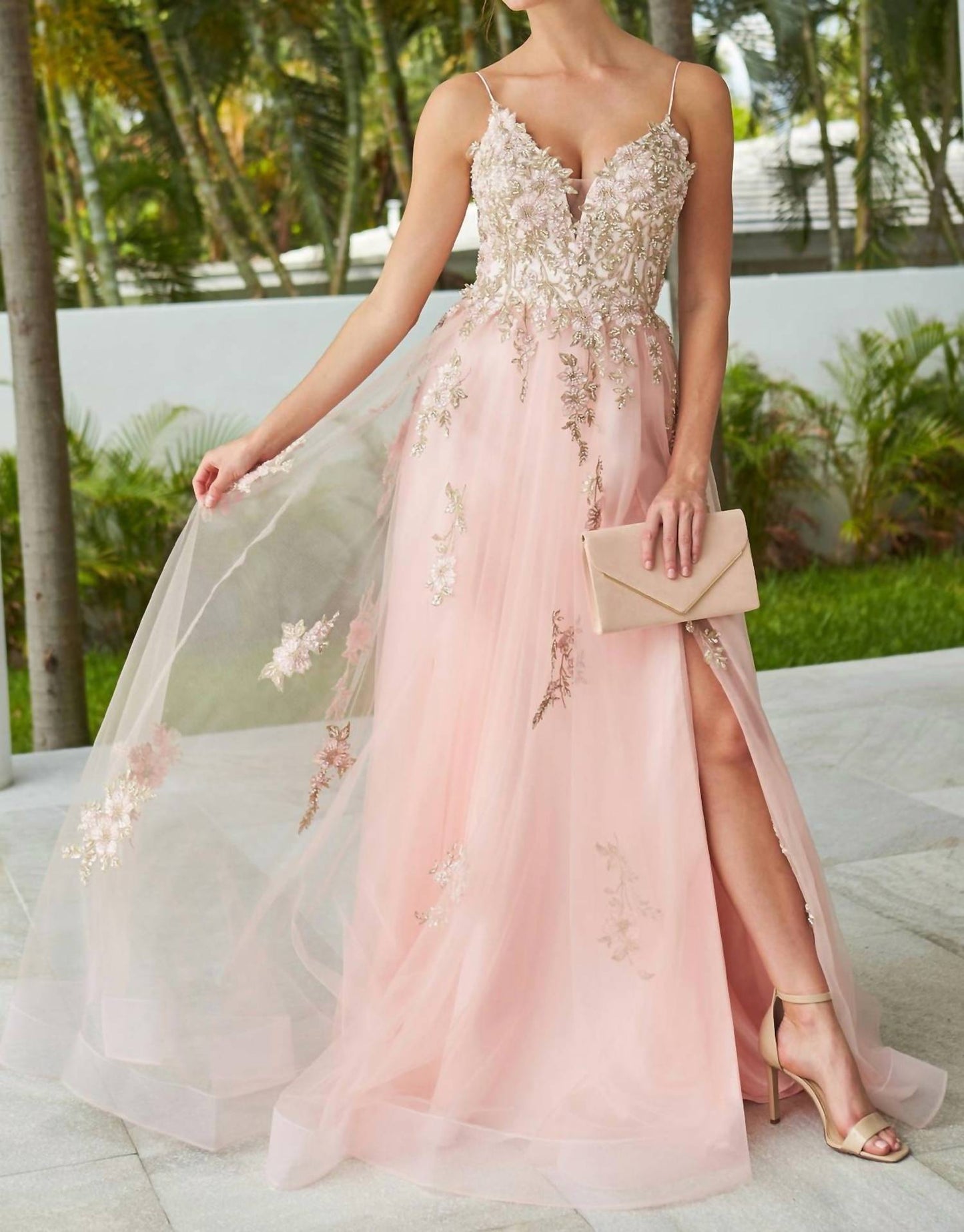 Ballkleid aus Tüll mit Schlitz