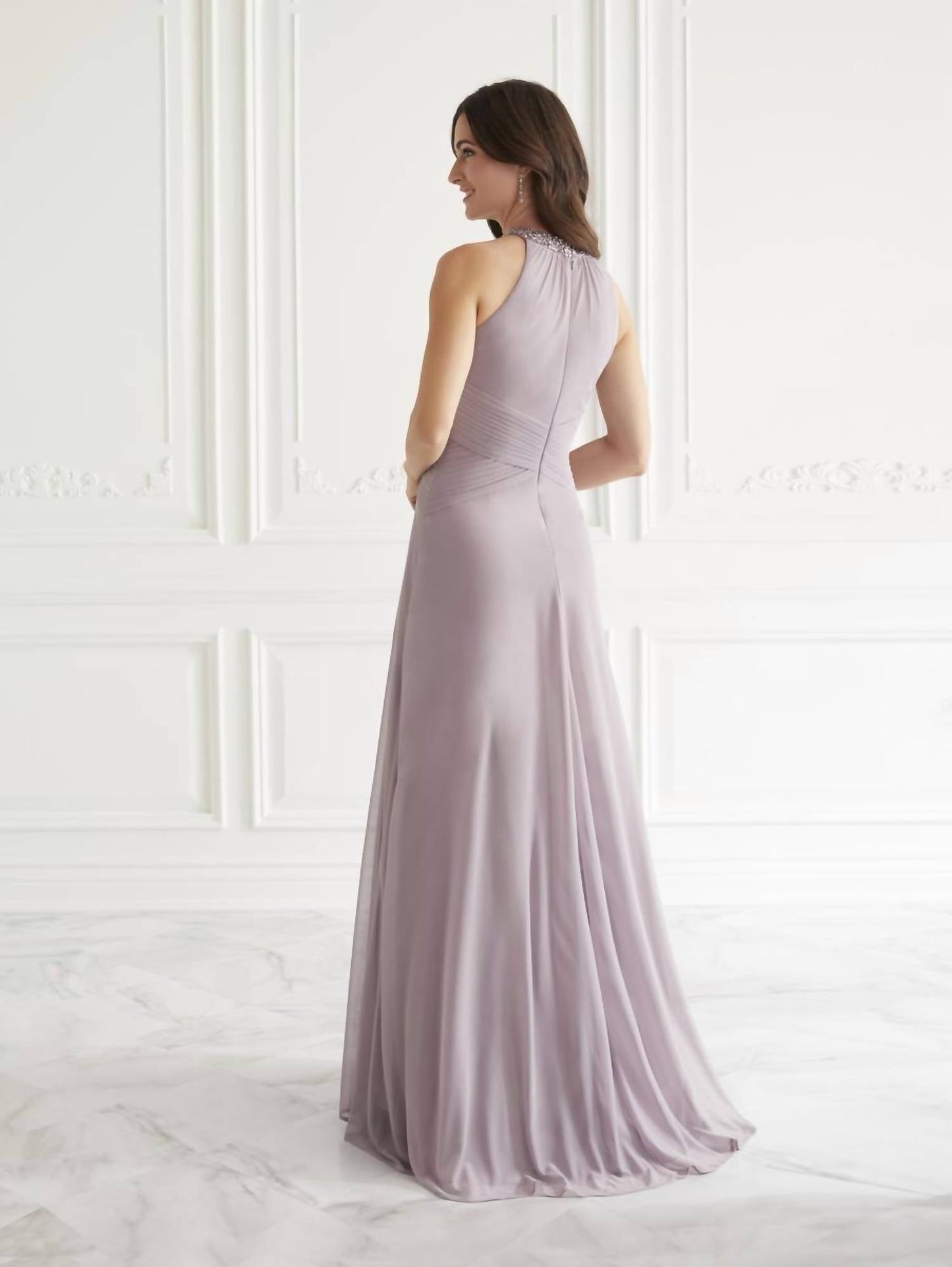 Kleid mit plissierter Taille und Perlenverzierung am Ausschnitt