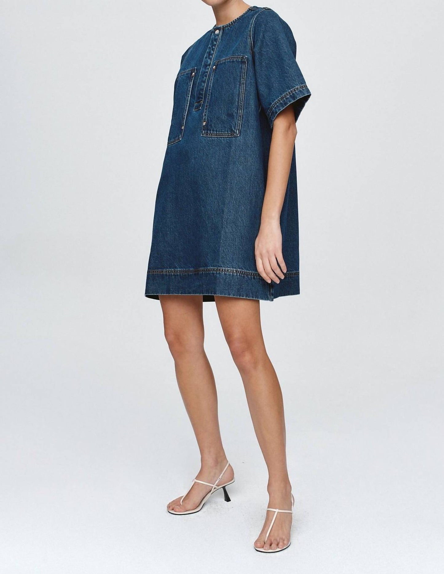 Kleid mit aufgesetzten Taschen
