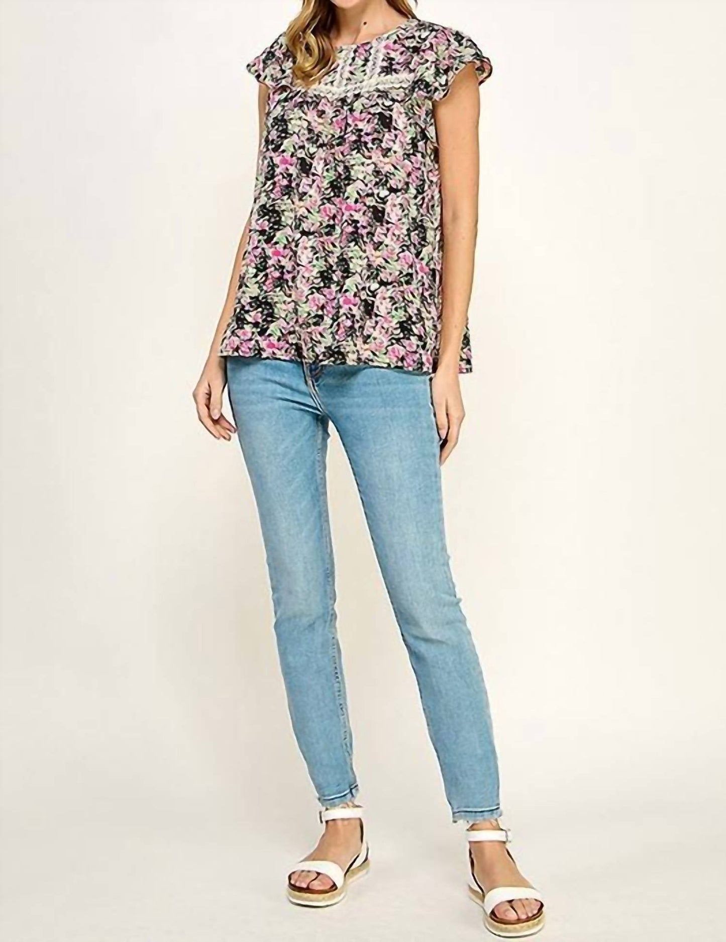Bluse mit Blumenmuster und Häkelbesatz