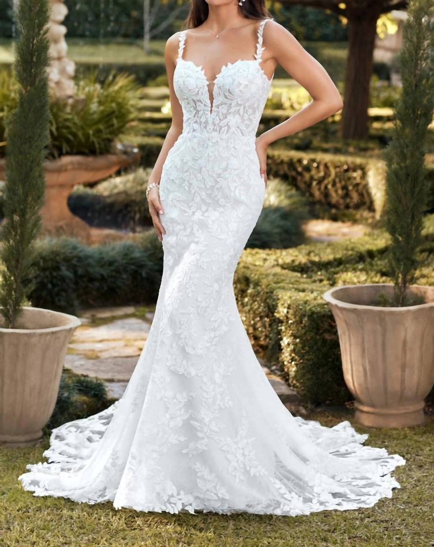 Hochzeitskleid aus Spitze mit dramatischer Schleppe