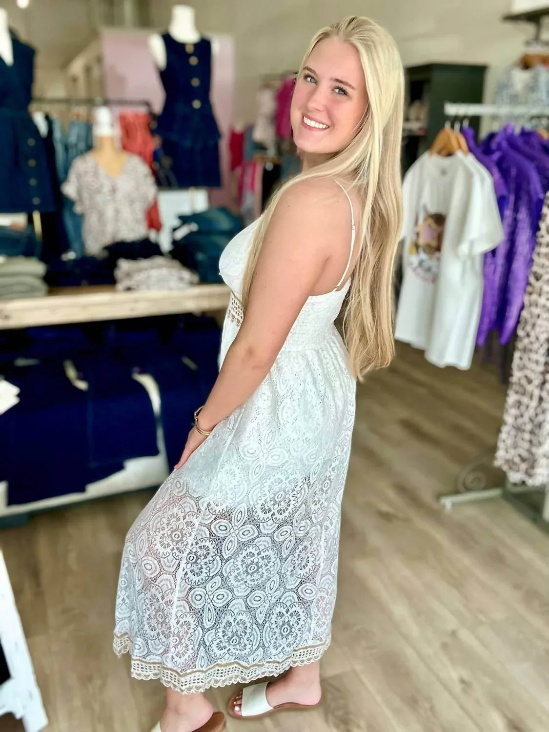 Geo-florale Häkelspitze-Verzierungen Maxikleid