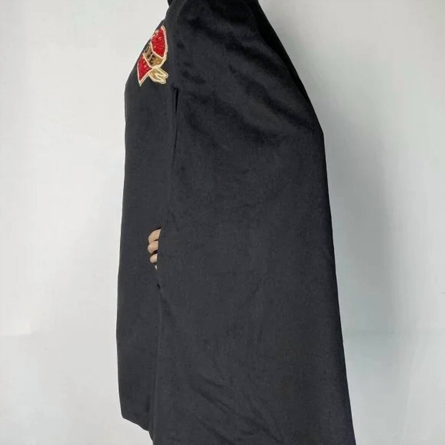 Damen-Couture-Umhang mit herzförmigen Verzierungen