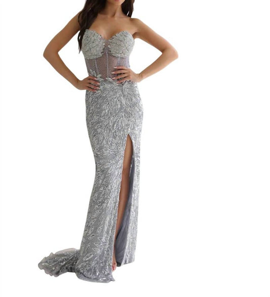 Trägerloses bodenlanges Ballkleid