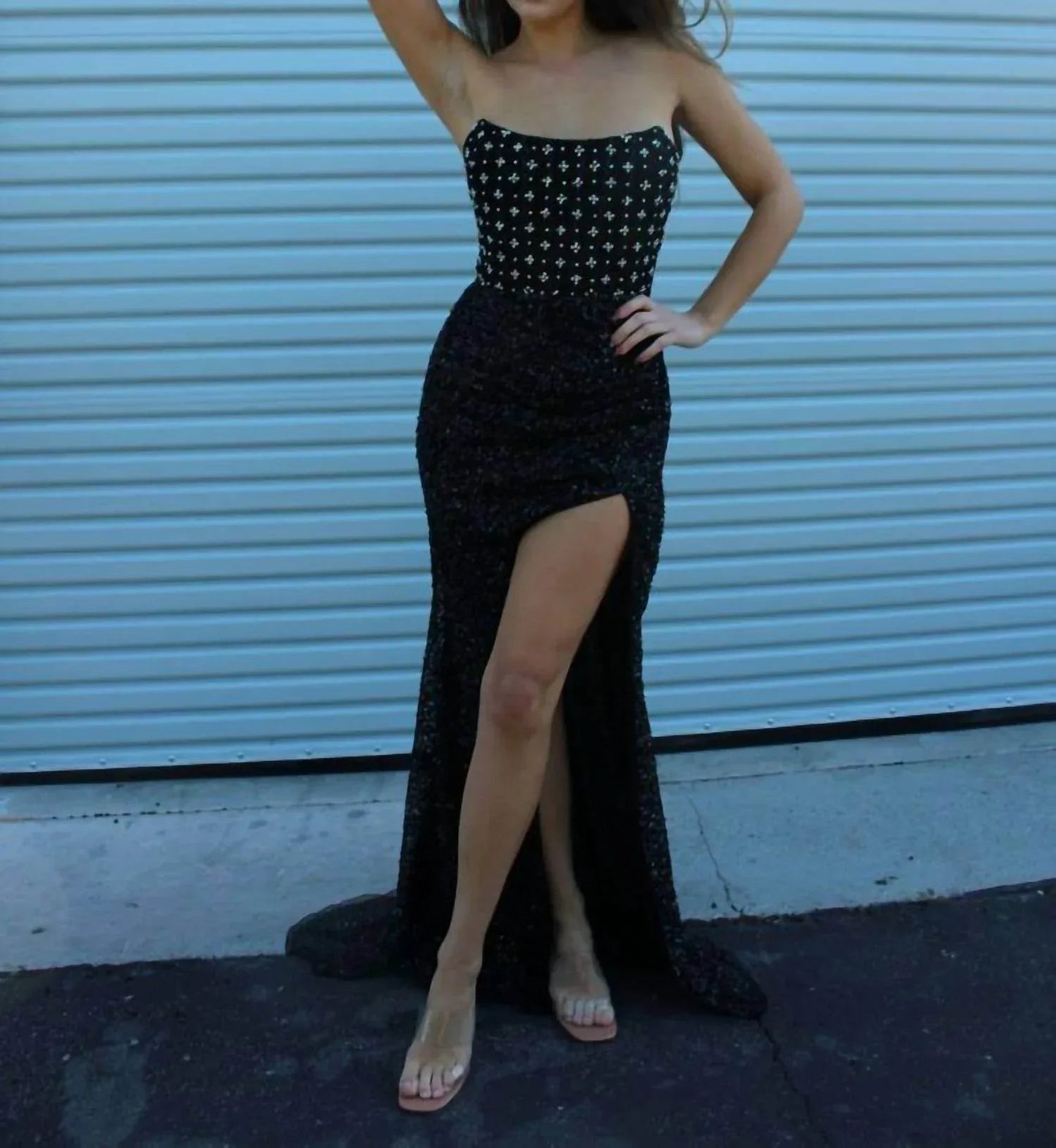 Langes, figurbetontes, perlenbesetztes Ballkleid