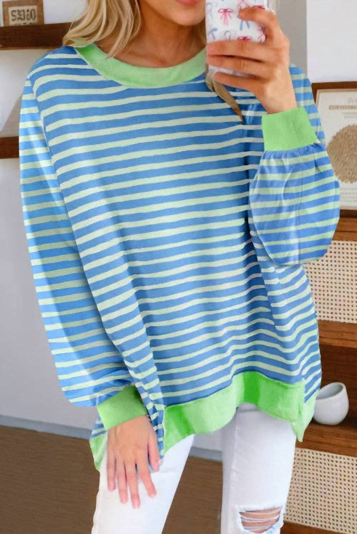 Gestreifter Pullover mit Kontrastbesatz und hohem/tiefem Saum