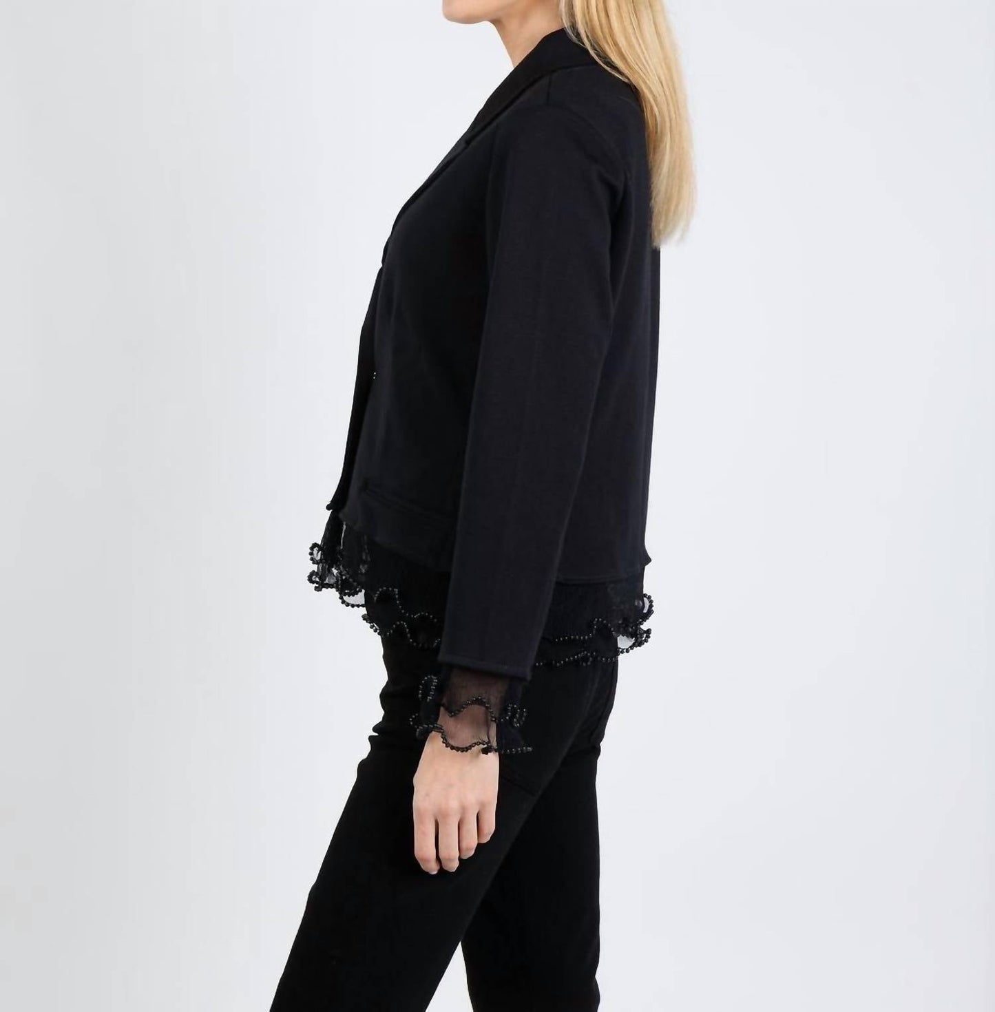 Kurze Jacke mit Perlen & Brosche