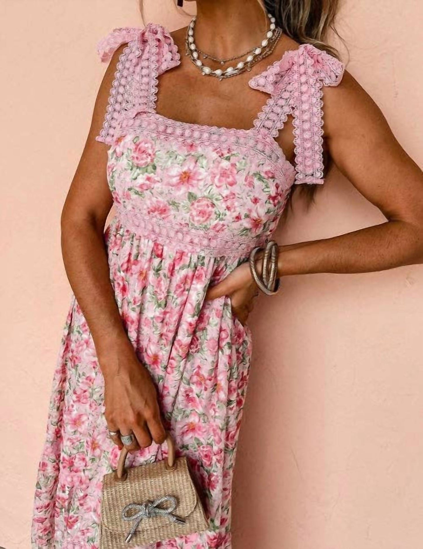 Florales Spitzen-Maxikleid mit Bindeträgern und Empire-Taille