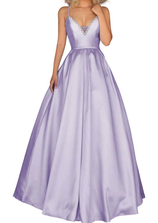 Maxikleid mit V-Ausschnitt und ausgestelltem Rock