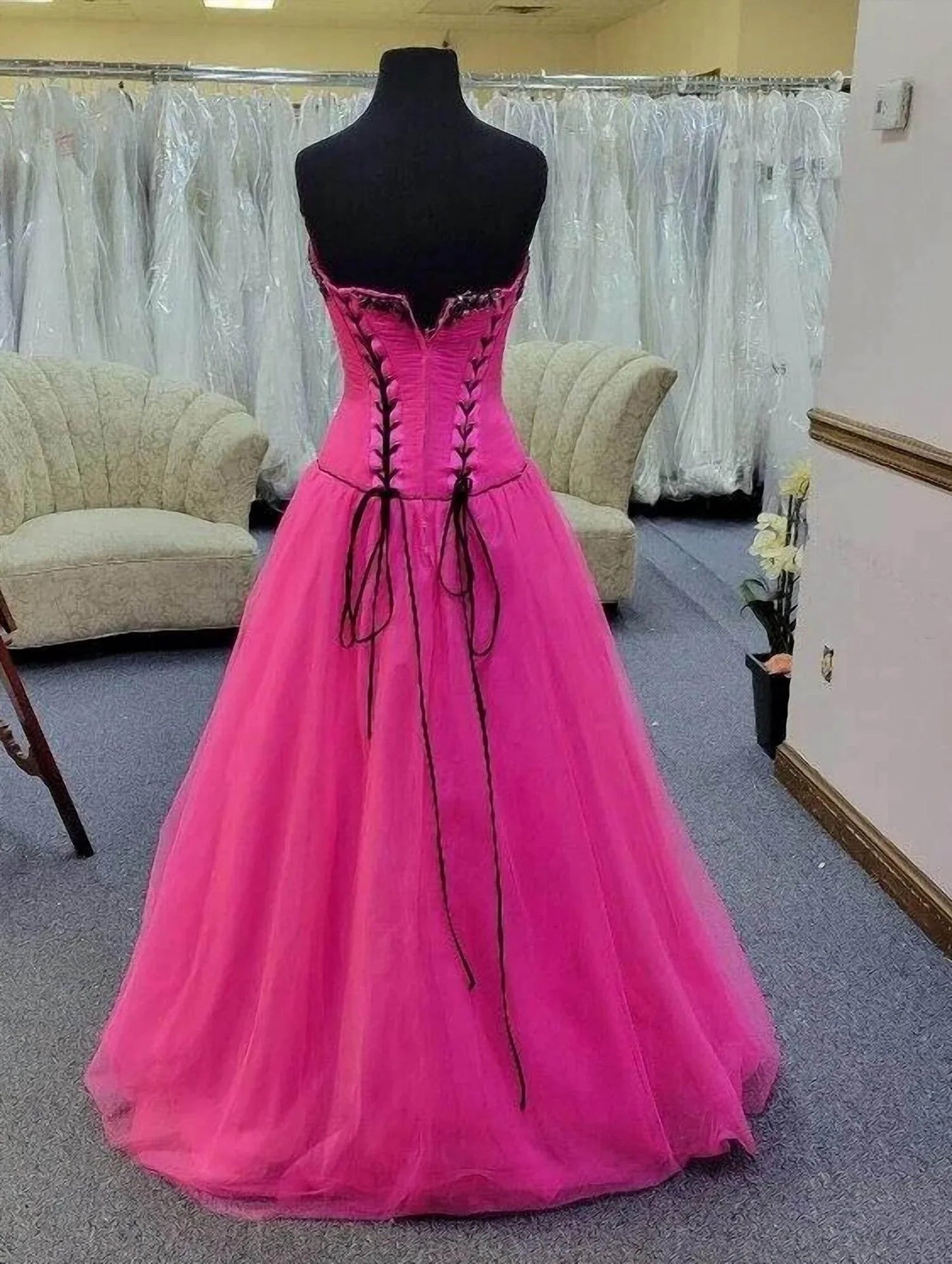 Trägerloses Korsett mit Schnürung am Rücken als Ballkleid