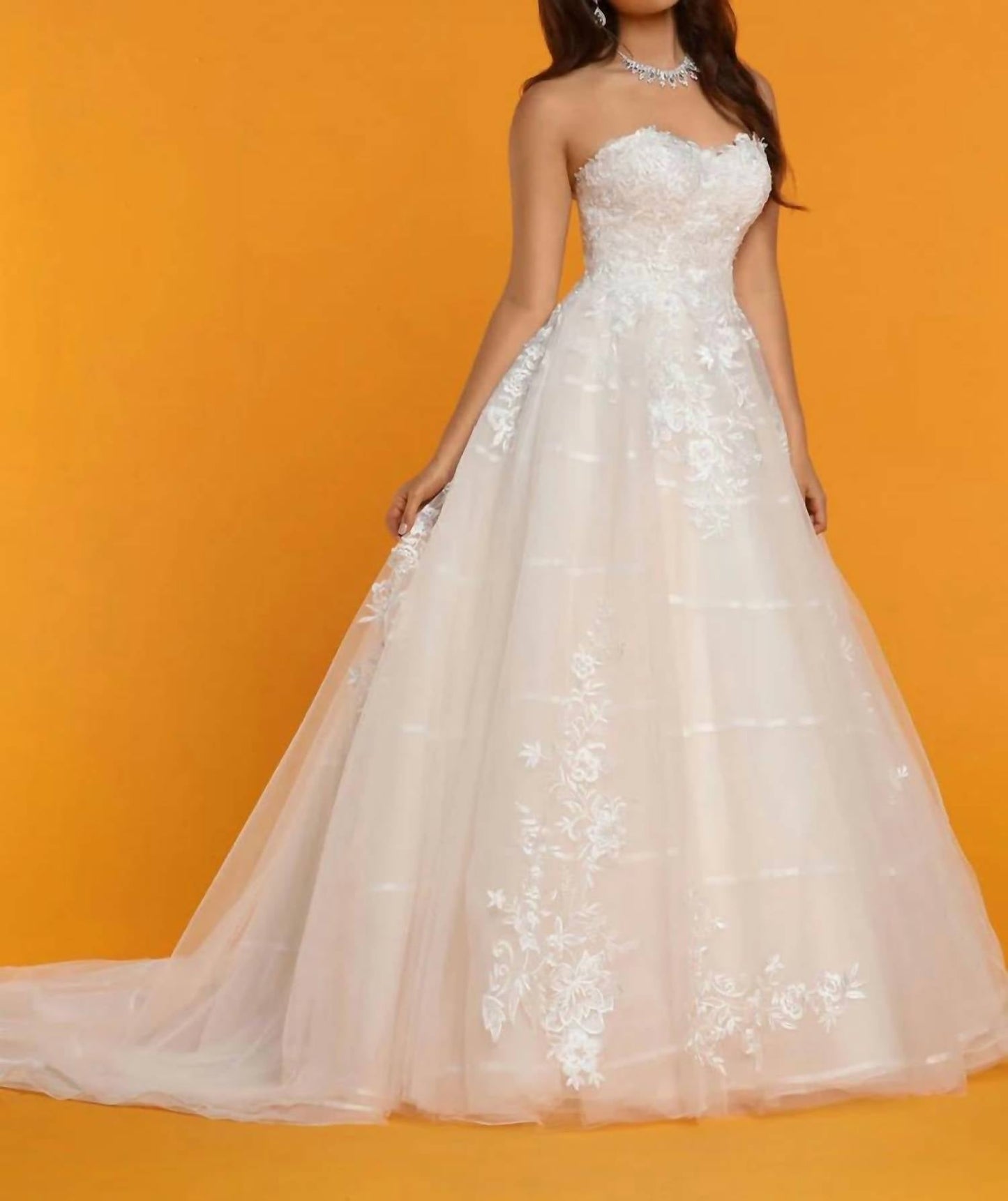 Trägerloses Brautkleid aus Tüll und Organza