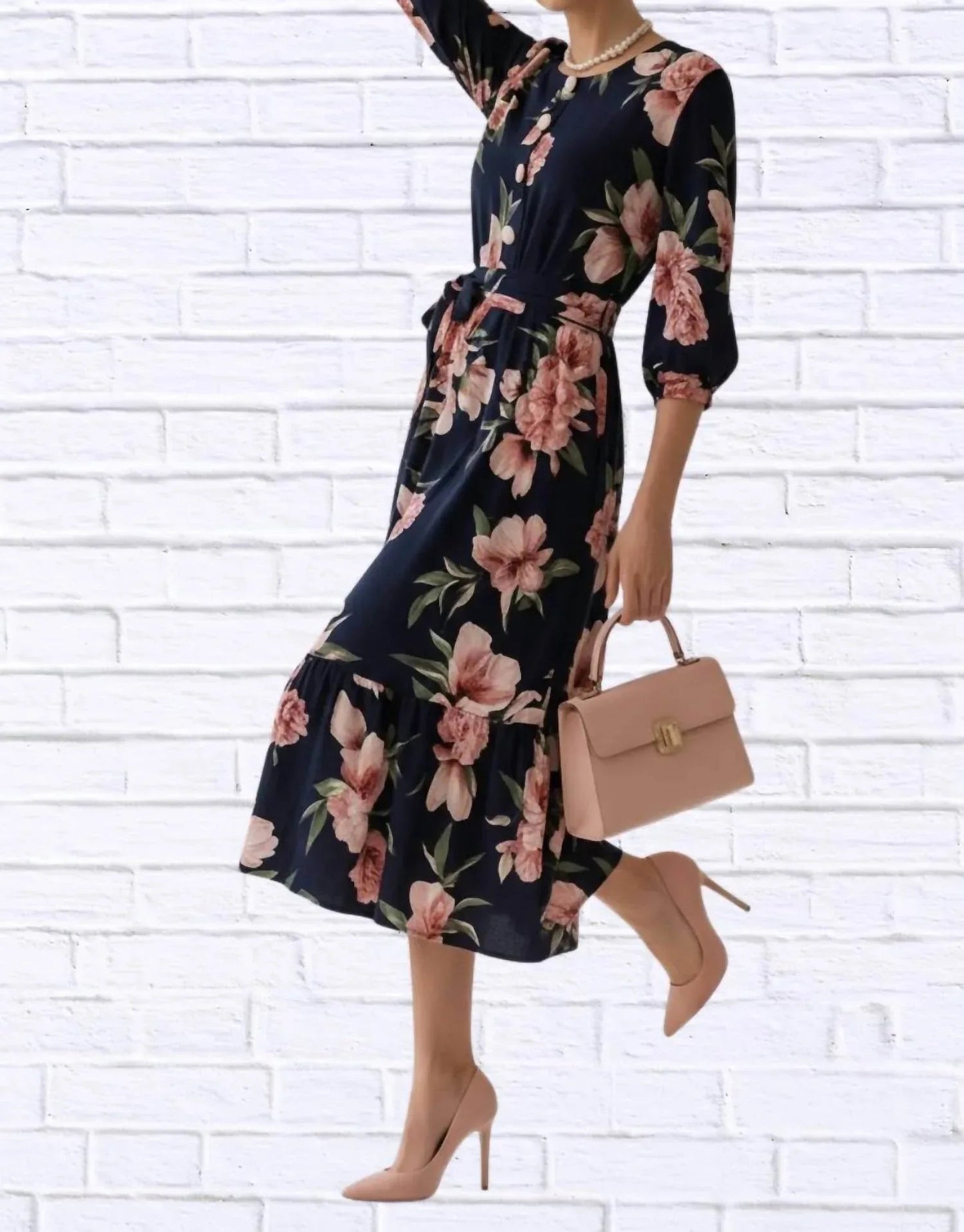 Geblümtes Midikleid mit Gürtel und seitlichen Taschen