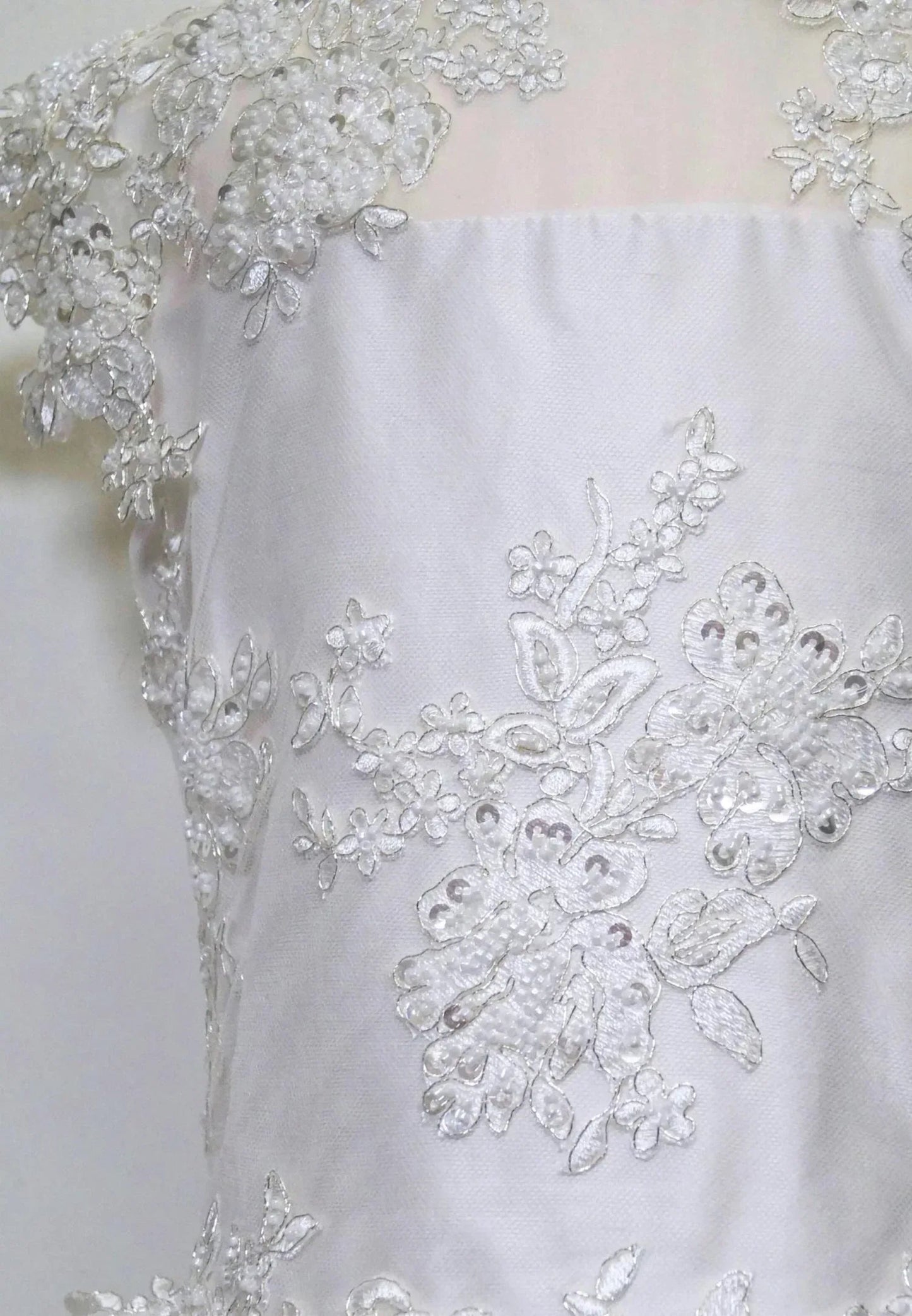 Mädchenkleid aus Seide mit Spitzenbesatz am Oberteil