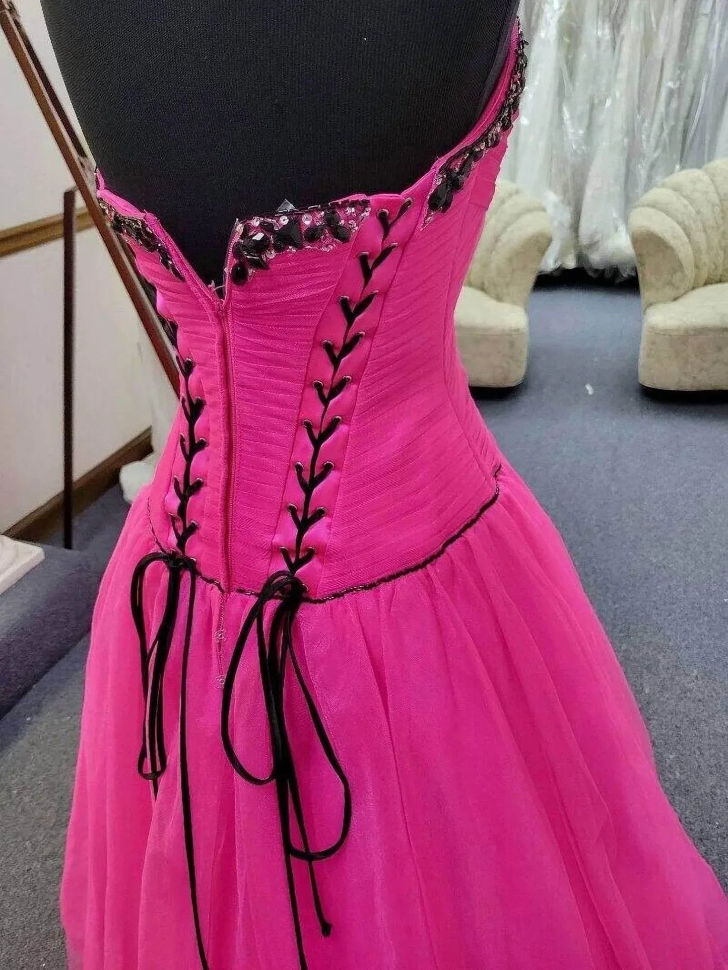 Trägerloses Korsett mit Schnürung am Rücken als Ballkleid