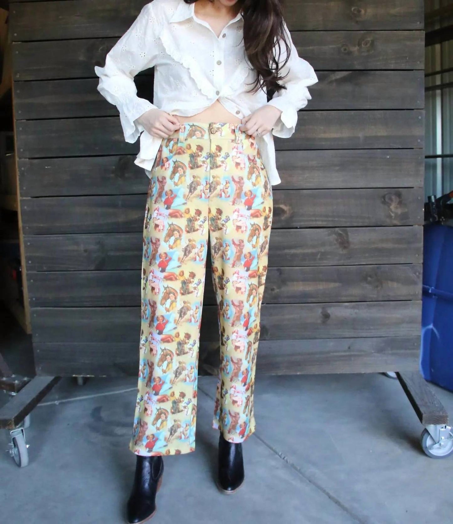 Kurze Hose mit Retro-Cowgirl-Print